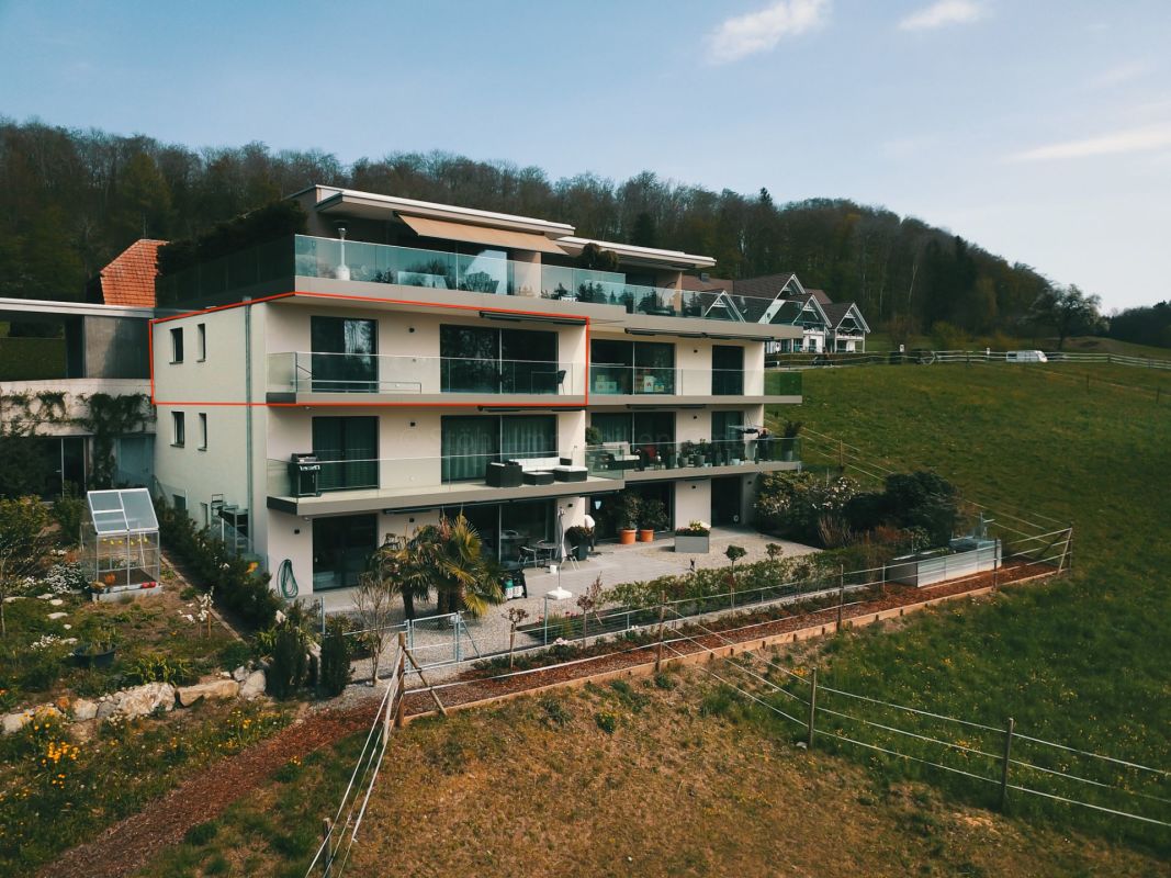 Moderne Villa am Hang mit Balkon und großer Terrasse