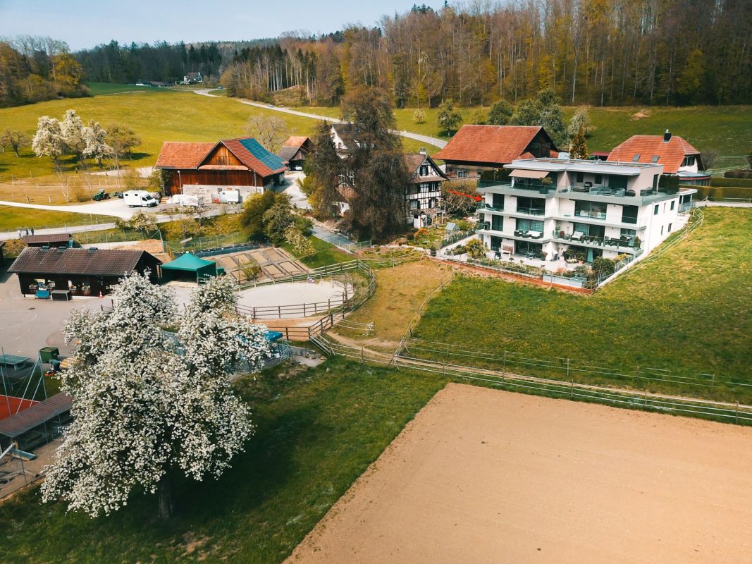 Ländliche Luftaufnahme eines Wohnanwesens mit mehreren Gebäuden
