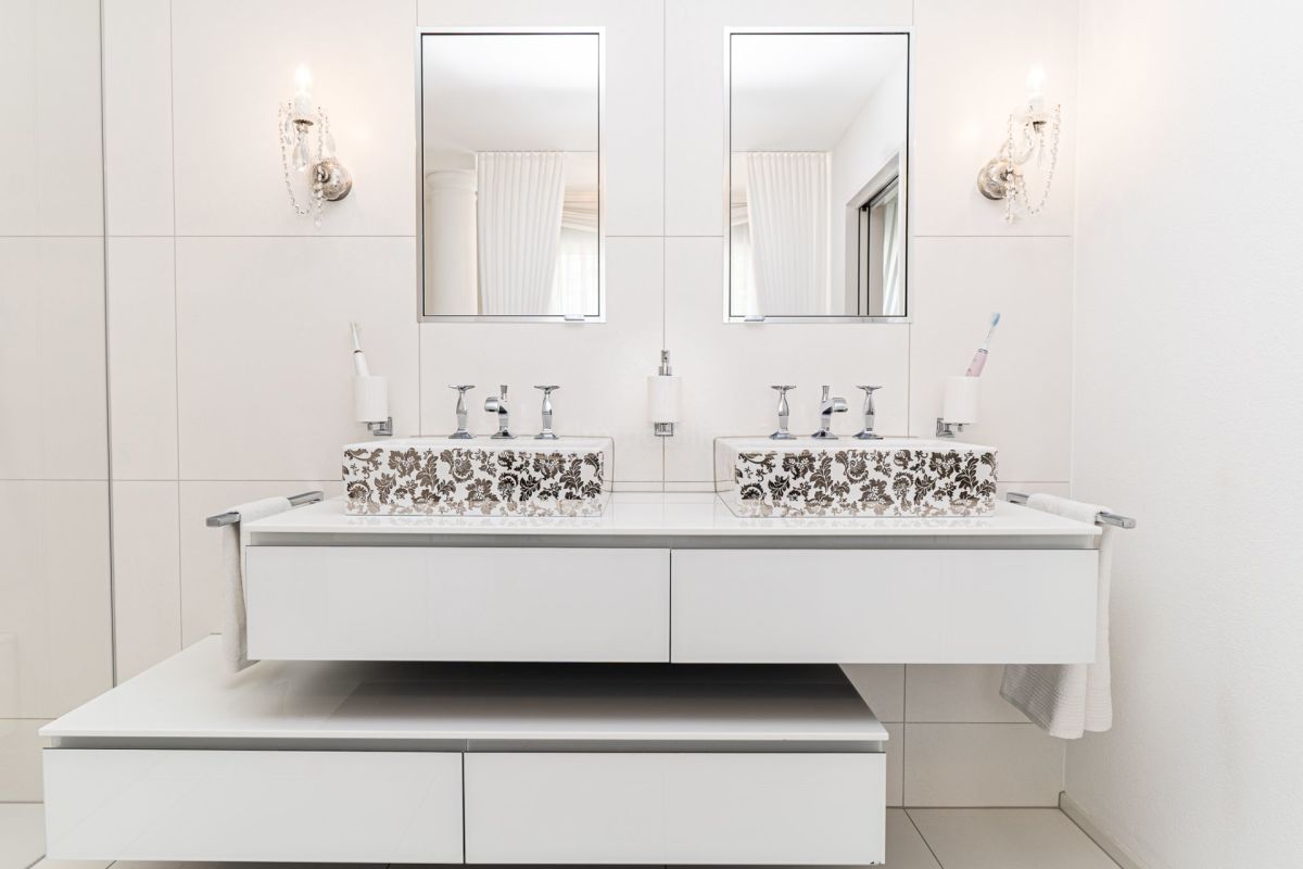 Modernes Doppelwaschbecken in einem hellen Badezimmer