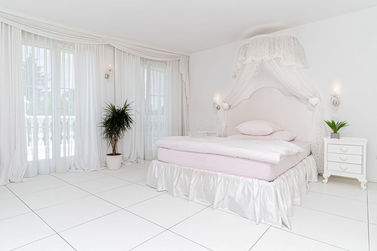 Helles Schlafzimmer in Weiß und Rosé