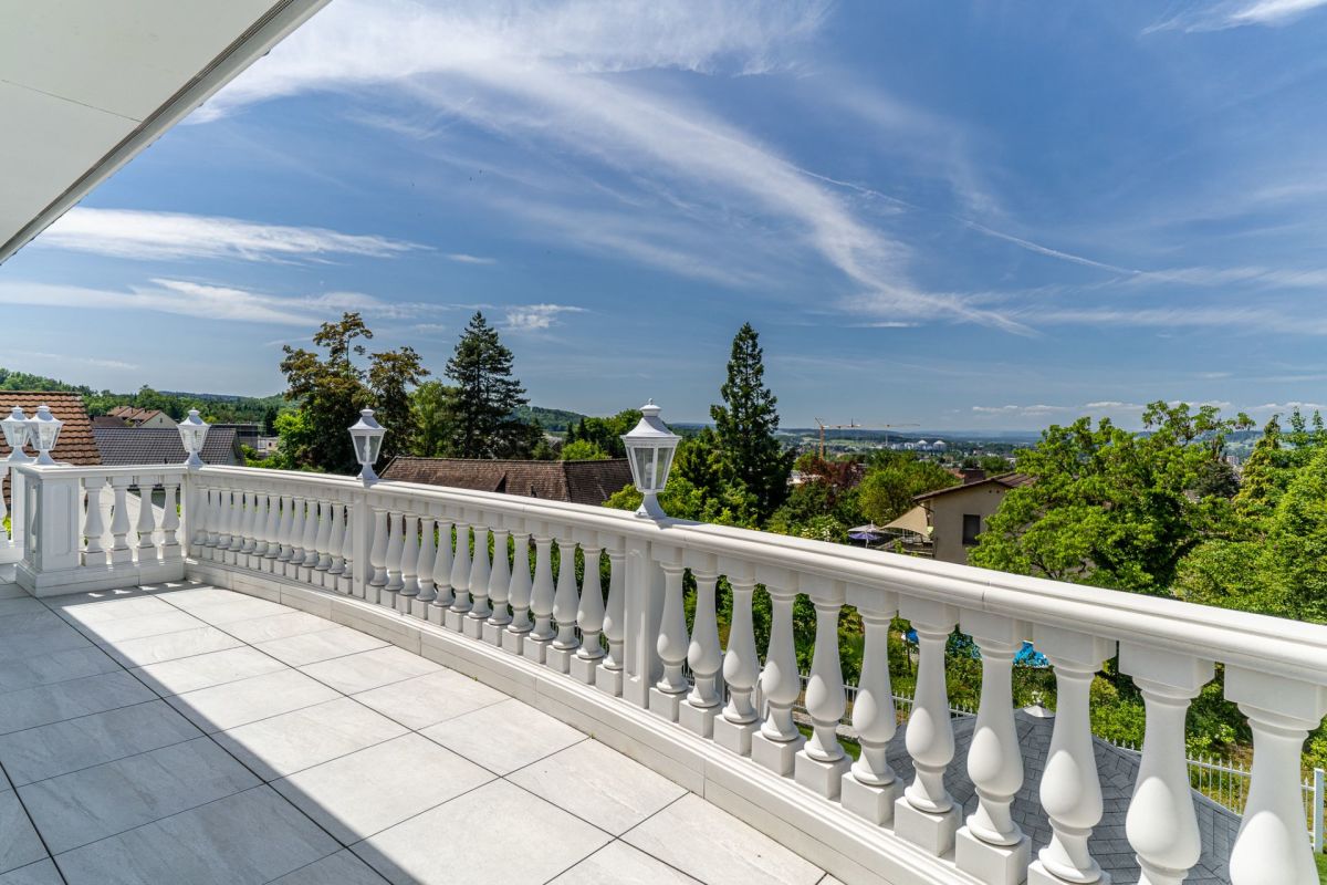 Große Terrasse mit Panoramablick