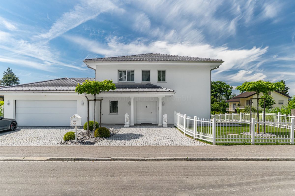 Modernes Einfamilienhaus mit gepflegter Zufahrt