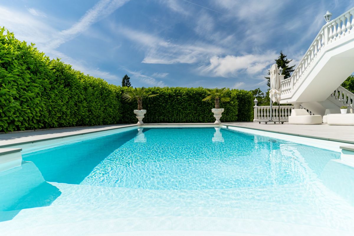 Luxuriöser Außenbereich mit Pool und Treppe