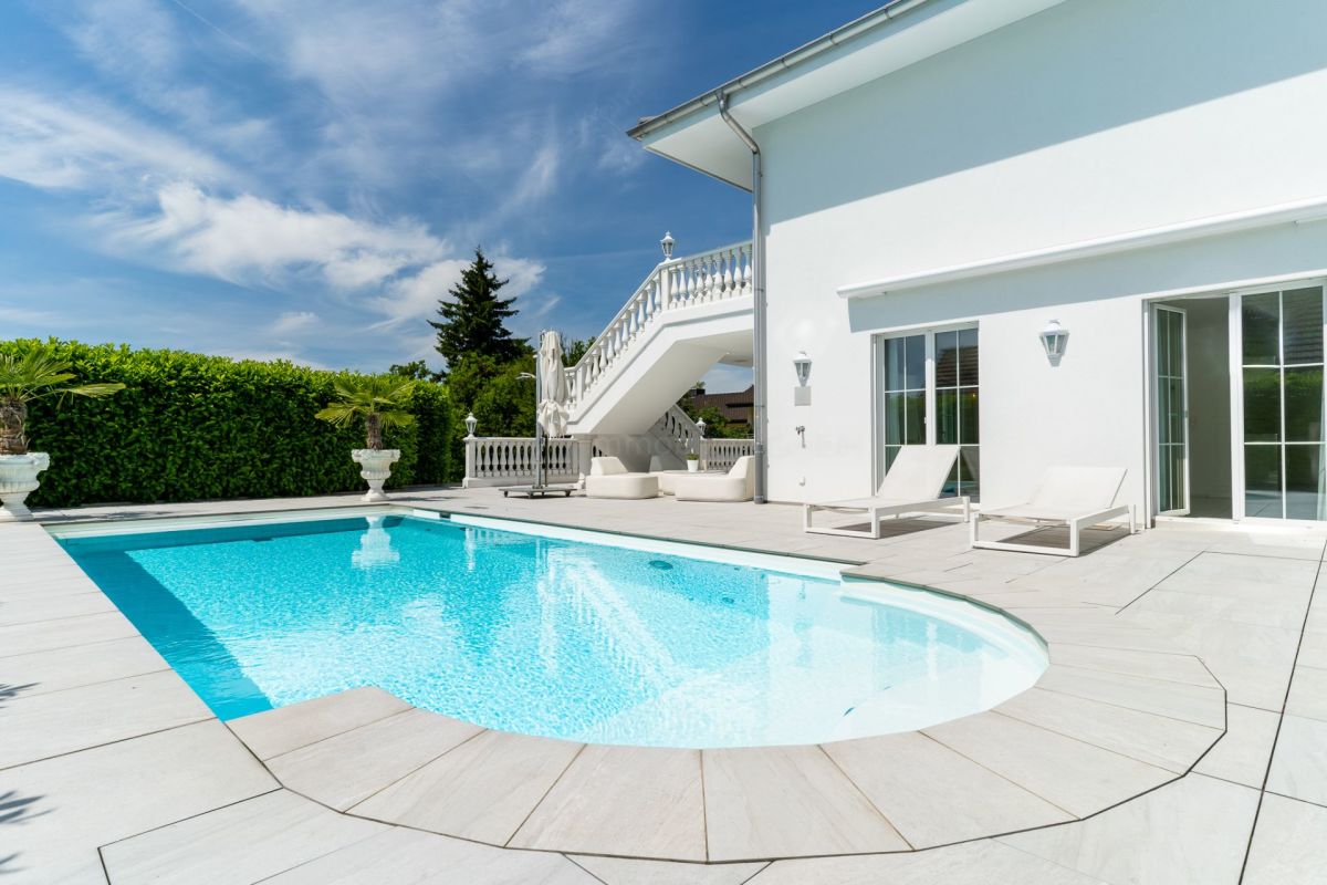Luxuriöser Außenbereich mit Pool und Terrasse