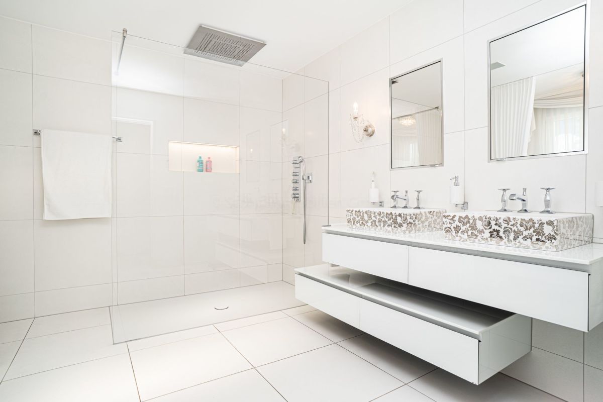 Modernes Badezimmer mit begehbarer Dusche und Doppelwaschtisch