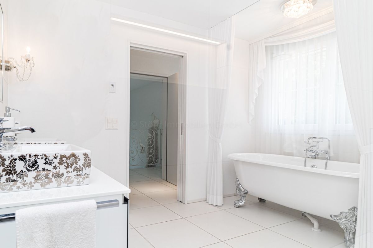 Luxuriöses Badezimmer mit freistehender Badewanne