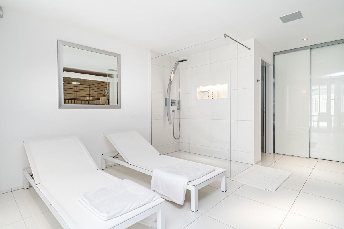 Modernes Spa-Badezimmer mit Ruhezone