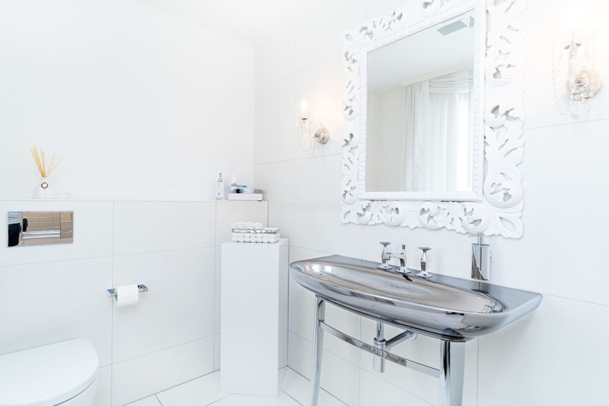 Helles Gäste-WC mit luxuriösem Waschbecken