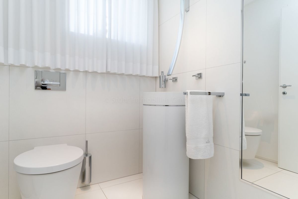 Modernes Badezimmer mit WC und Glasabtrennung