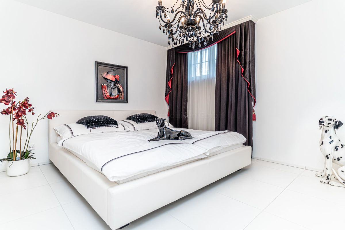 Schlafzimmer mit dunkler Vorhanggestaltung