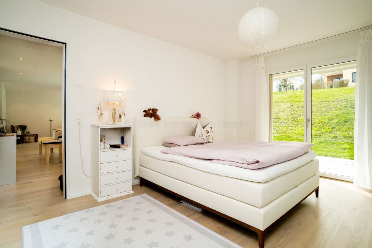 Helles Schlafzimmer mit Gartenblick