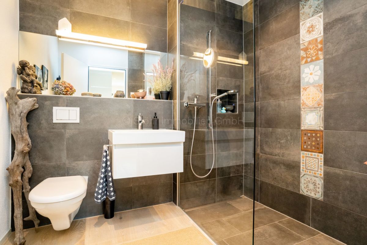 Modernes Badezimmer mit begehbarer Dusche und WC