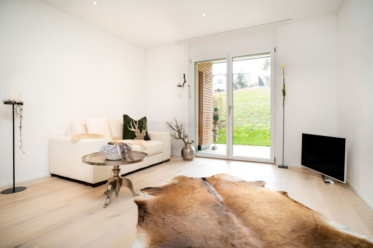 Heller, minimalistischer Wohnraum mit Glasfront