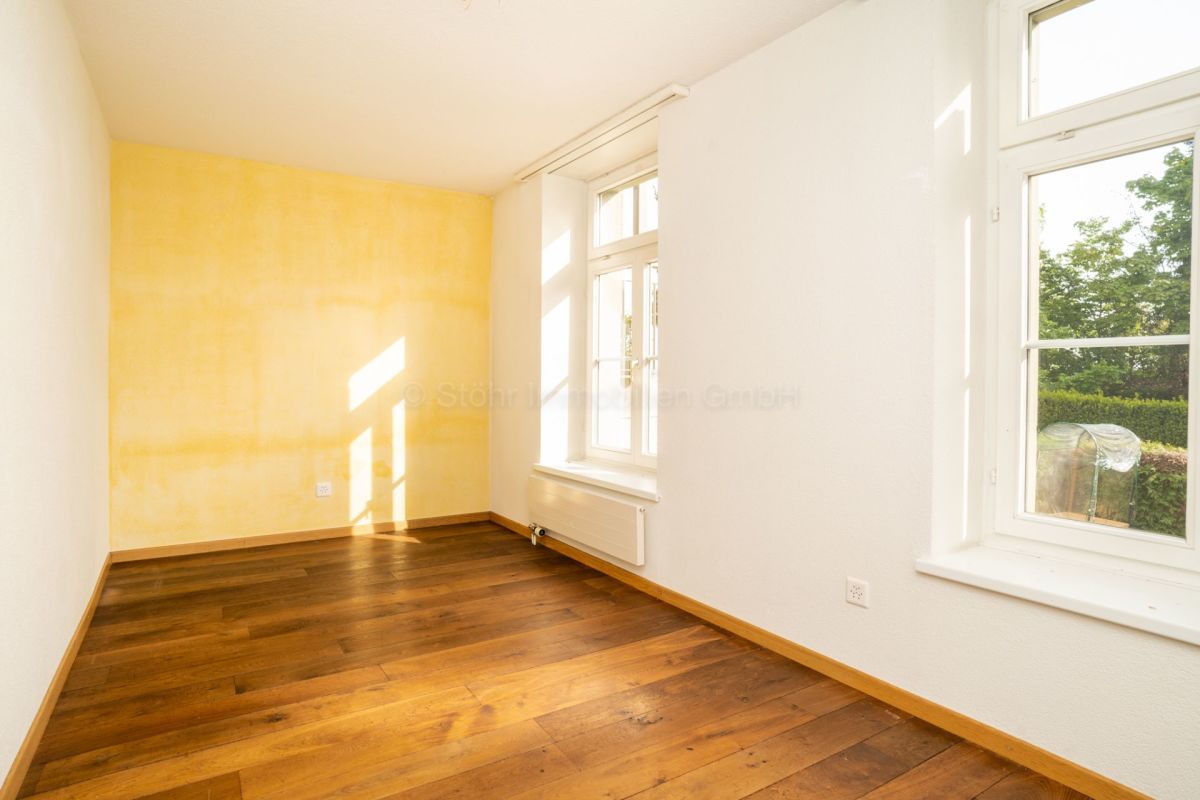 Heller leerer Raum mit Holzfußboden