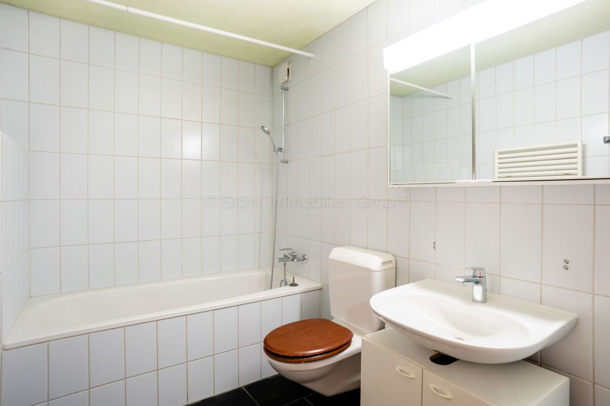 Modernes Badezimmer mit Wanne, WC und Waschtisch