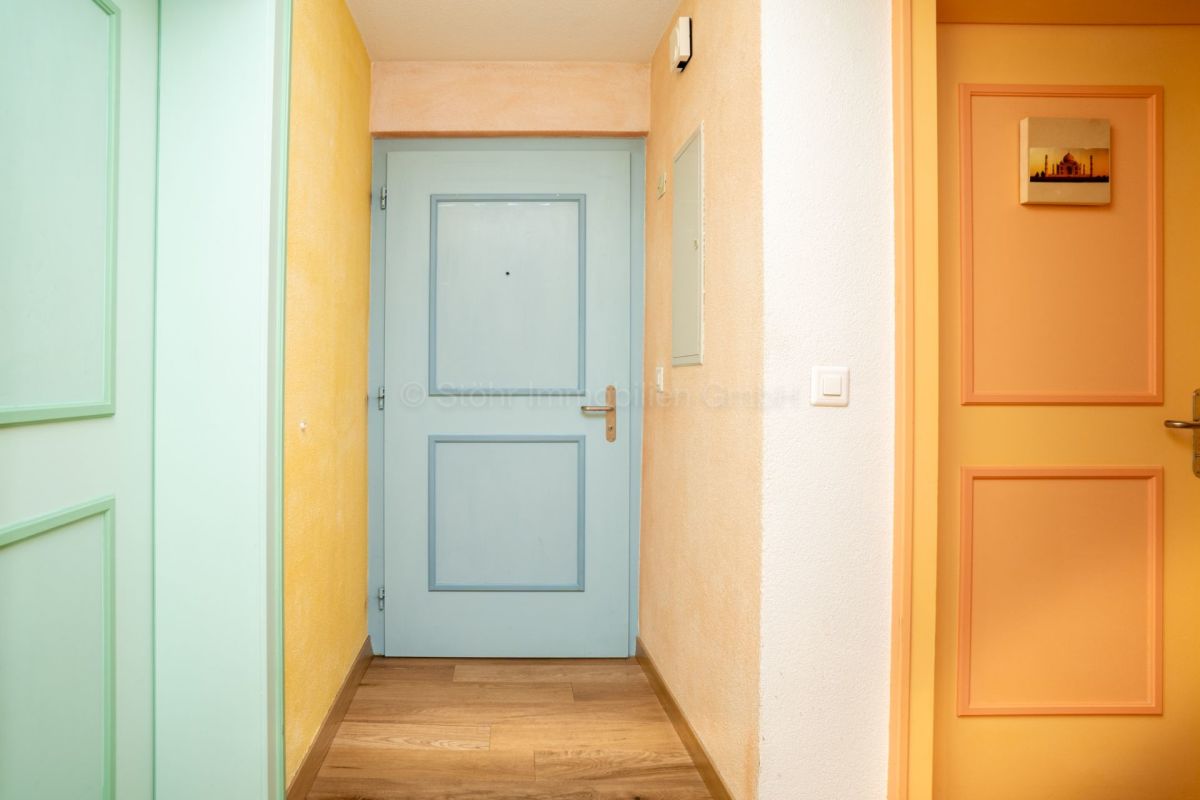 Buntes Flurinterieur mit drei Türen
