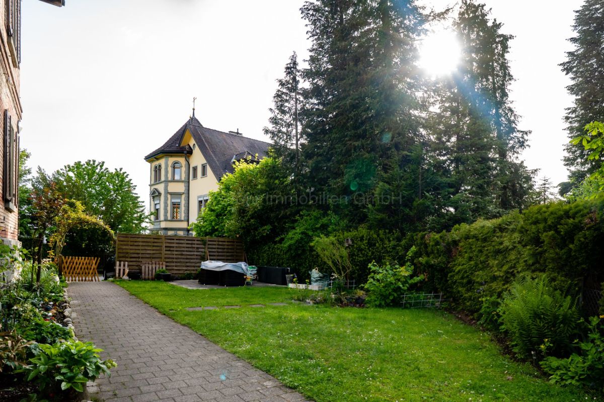 Historischer Garten mit Villa