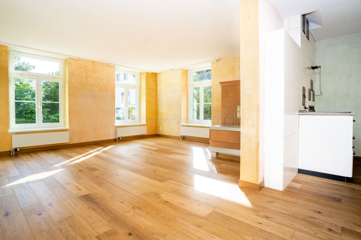 Heller leerer Wohnraum mit Holzboden