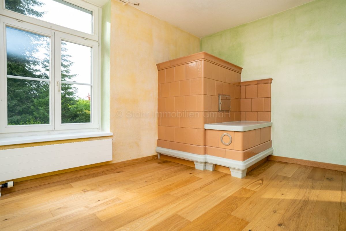 Historischer Raum mit Kachelofen