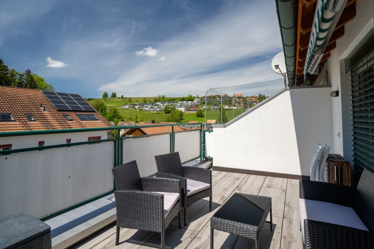 Balkon mit Sitzgruppe und Weitblick