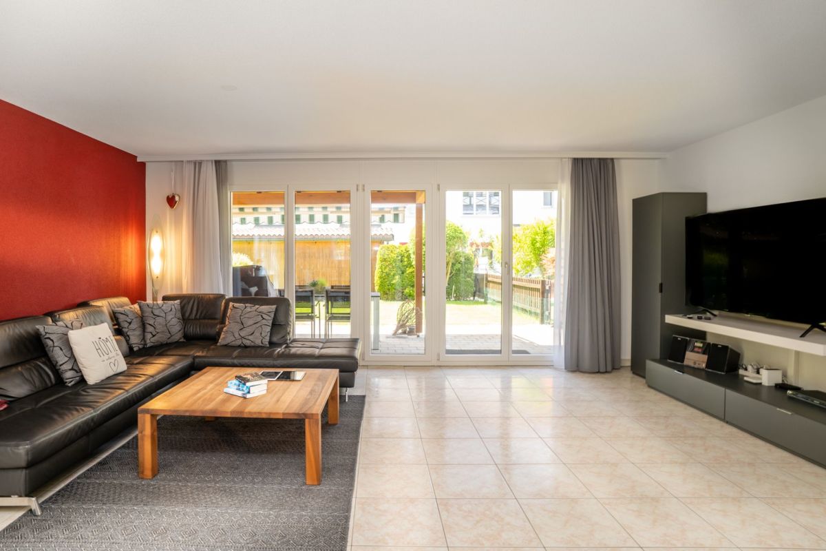 Modernes Wohnzimmer mit Terrasse