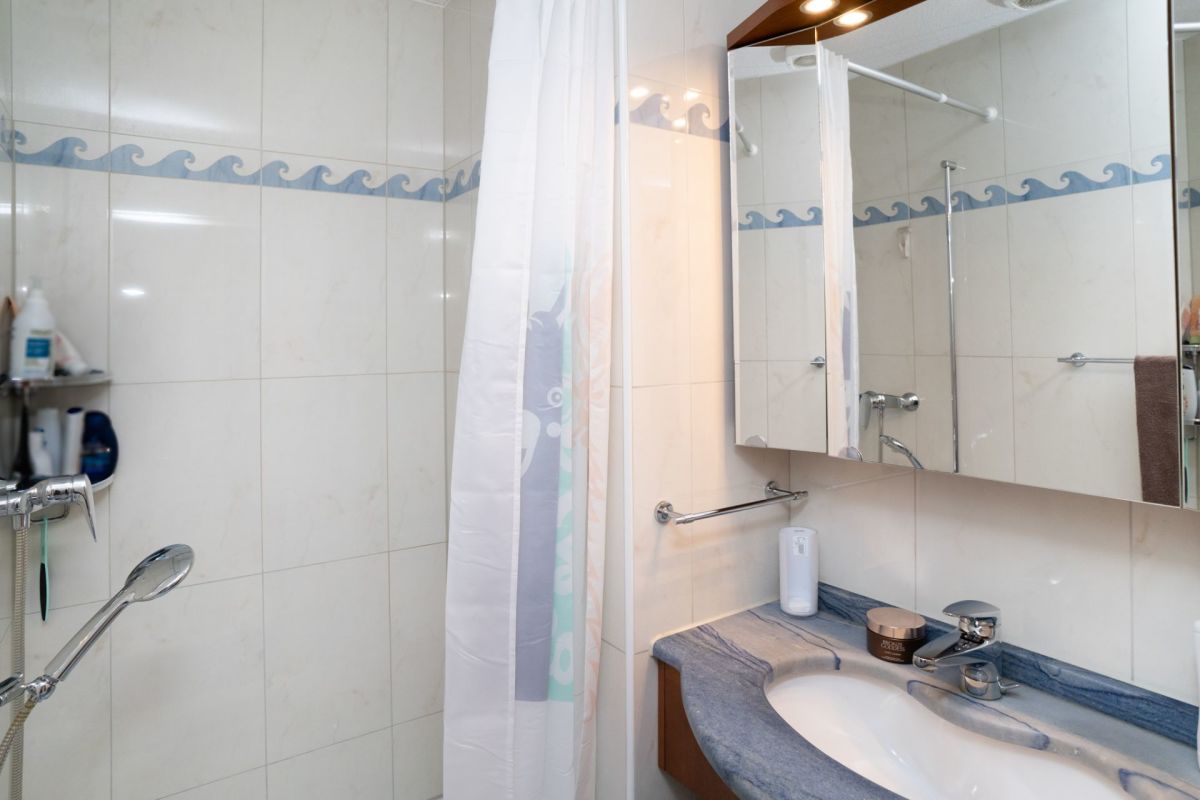 Modernes Badezimmer mit Dusche und Waschbecken