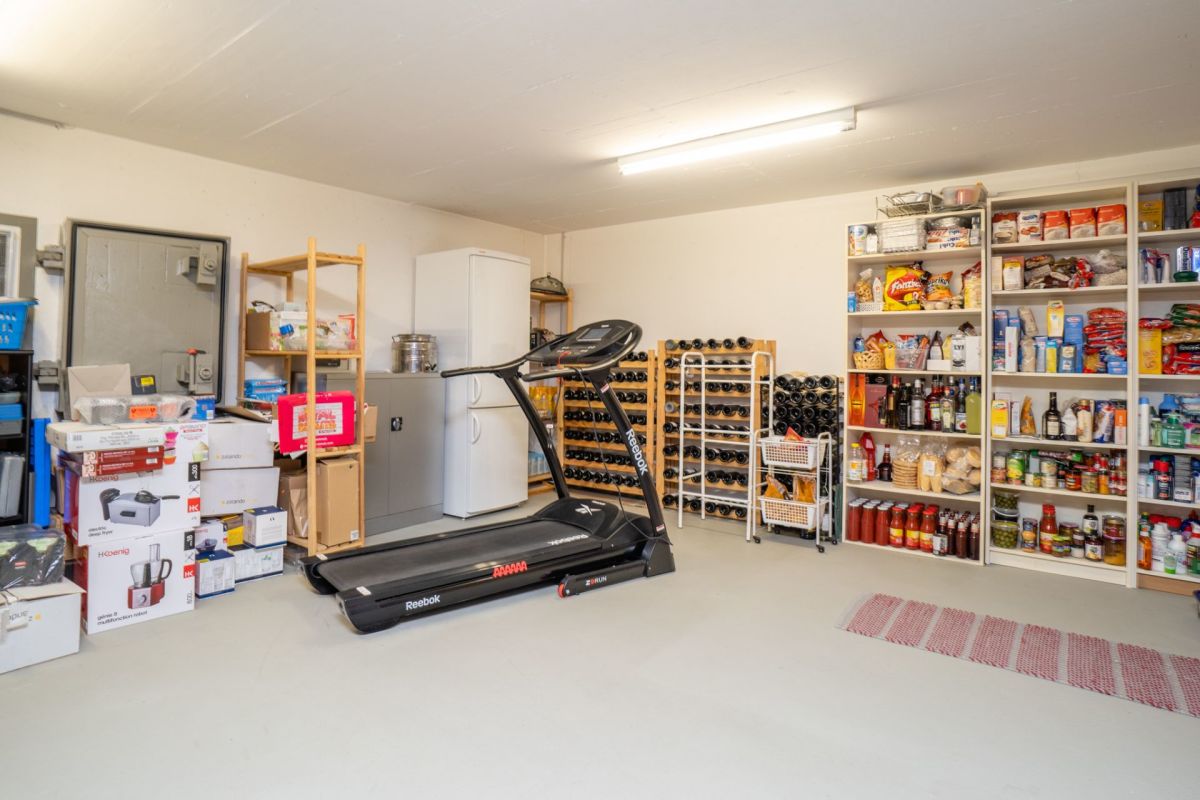 Hauswirtschaftsraum / Lagerraum mit Fitnessgerät