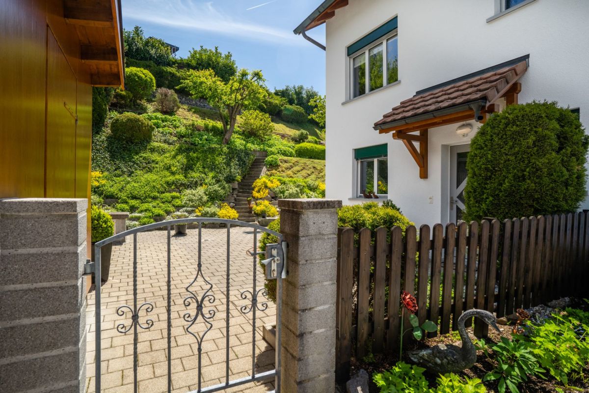 Gepflegter Hauseingang mit Garten und Hanglage