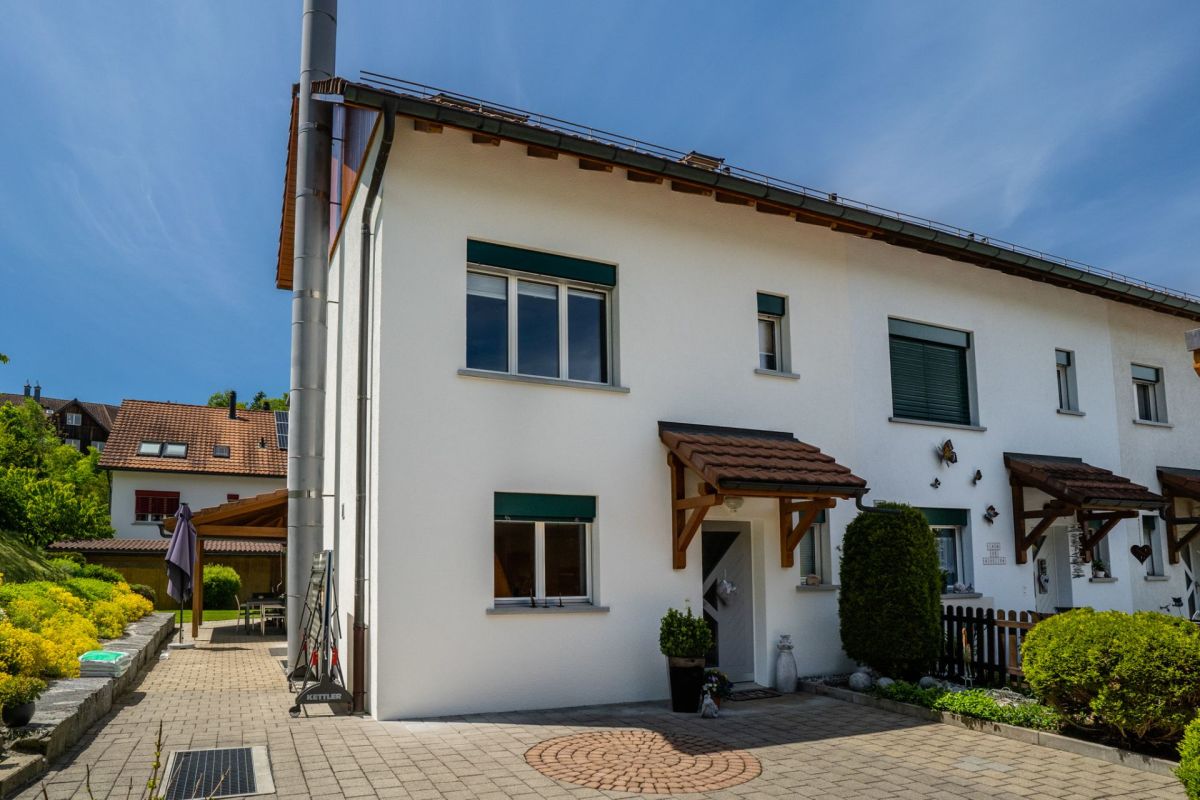 Reihenhaus mit Vorgarten und überdachtem Eingang