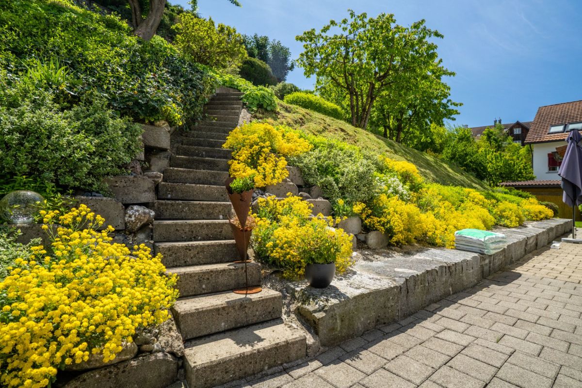 Terrassierter Garten mit Steintreppe