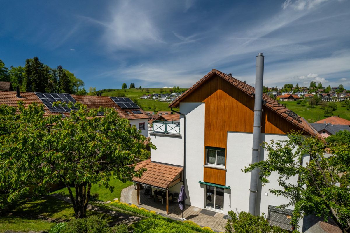 Außenansicht eines Einfamilienhauses mit Solarmodulen