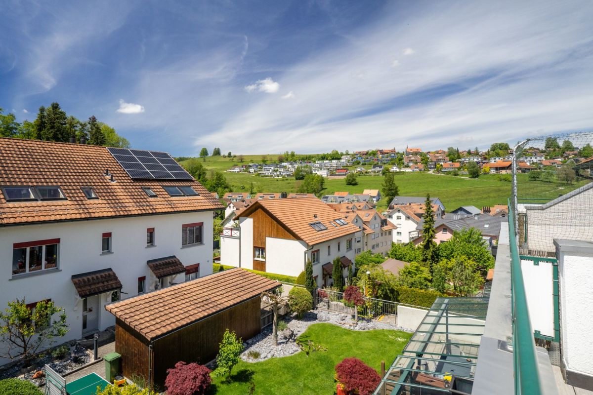 Wohnsiedlung mit Garten und Solardach