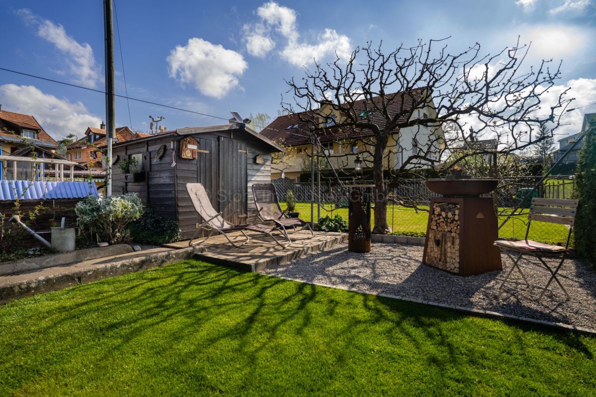 Garten mit Sitzecke und Grill