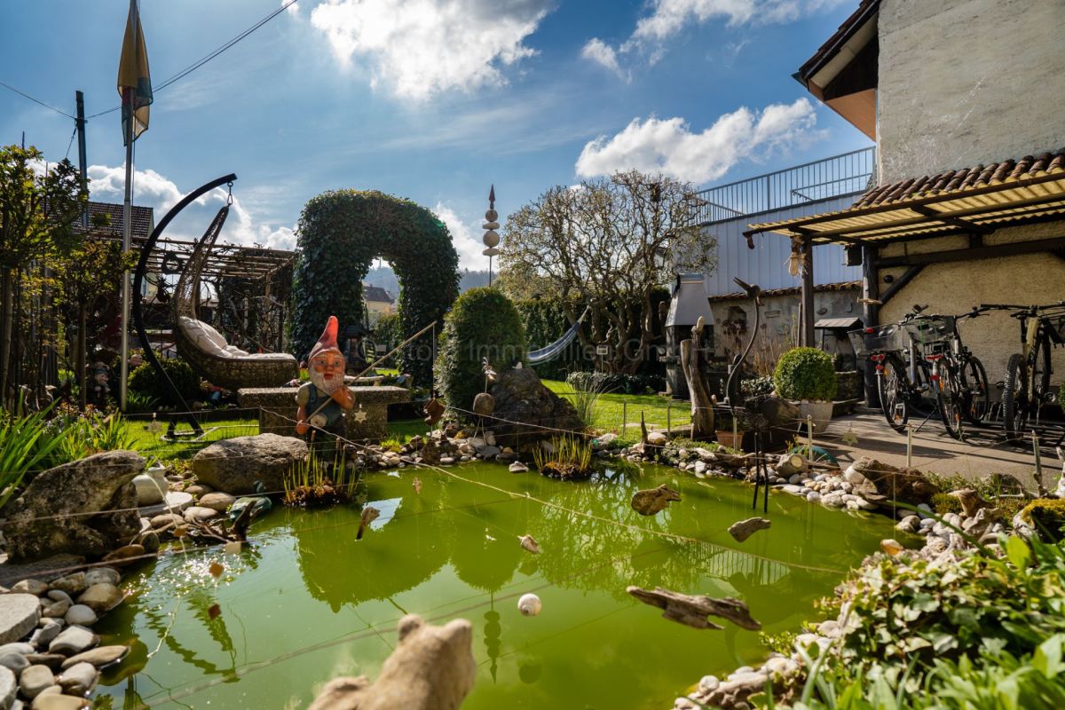 Garten mit Teich und Sitzbereich