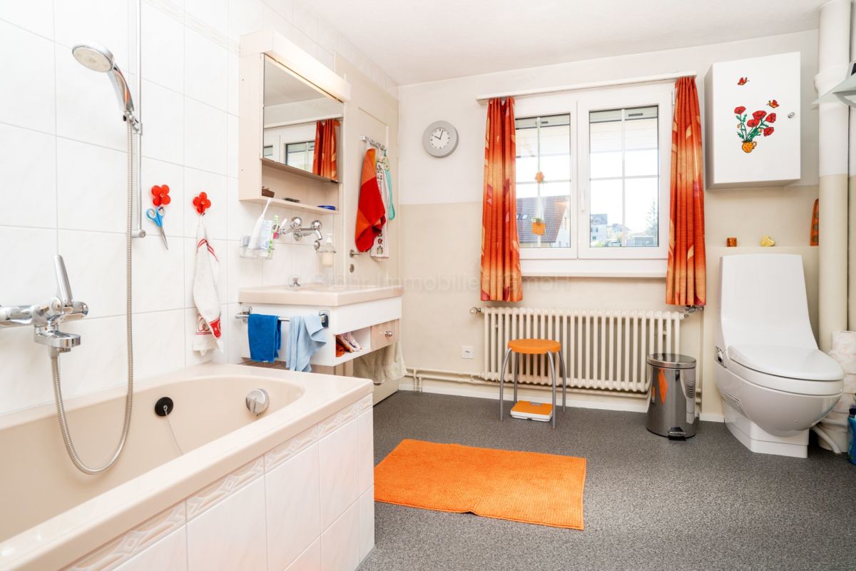 Badezimmer mit Wanne, Dusche und WC