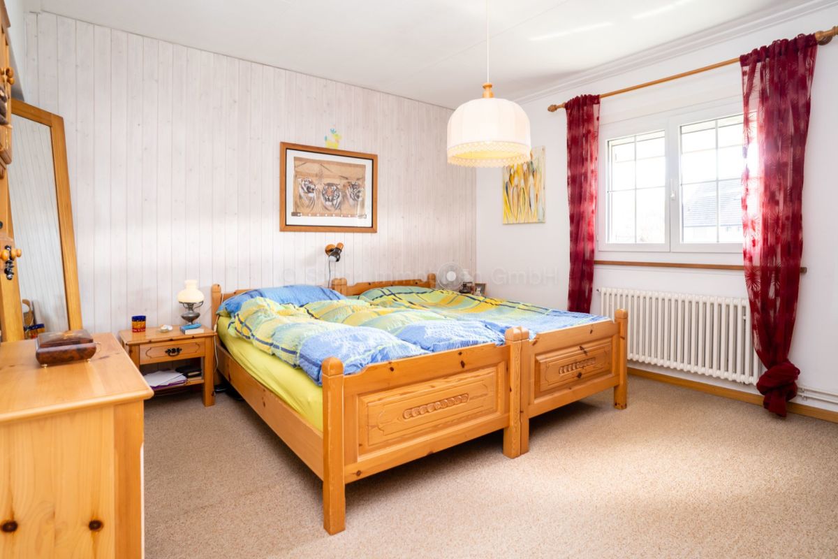 Gemütliches Schlafzimmer mit Holzmöbeln