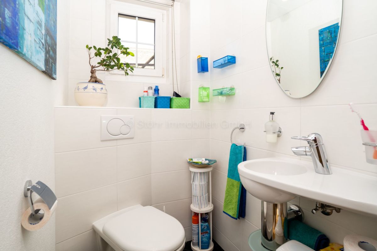 Kleines modernes Gäste-WC