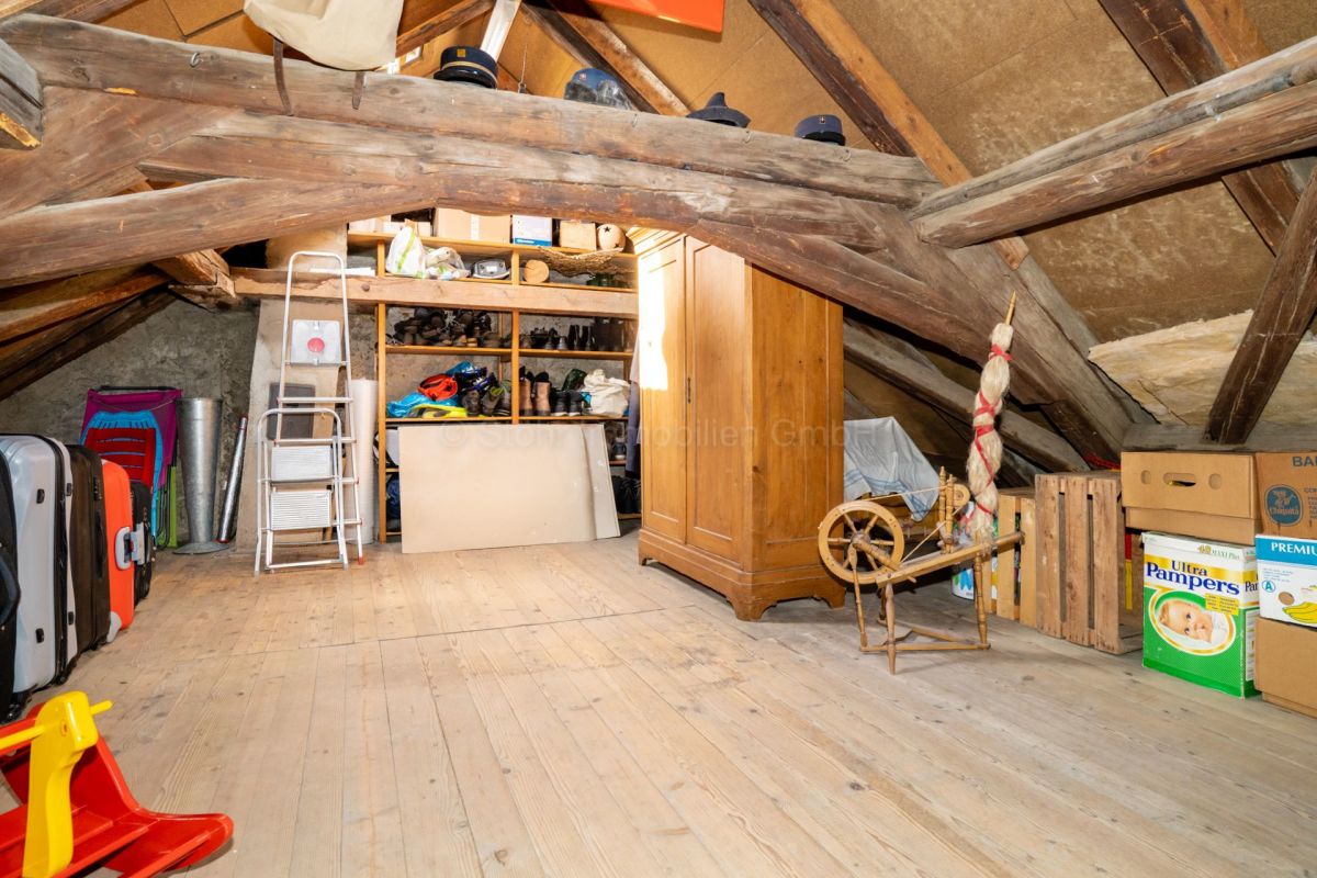 Dachboden mit sichtbarem Fachwerk und Lagerbereich