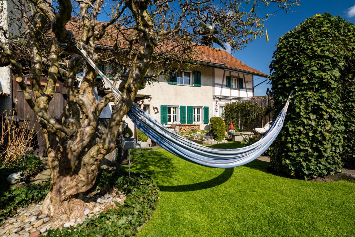 Garten mit Haus und Hängematte