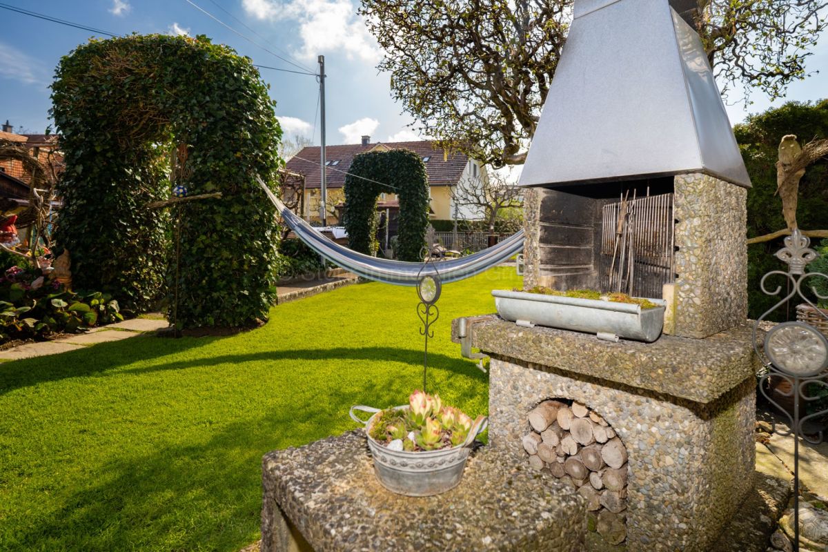 Garten mit gemauertem Grill und Hängematte