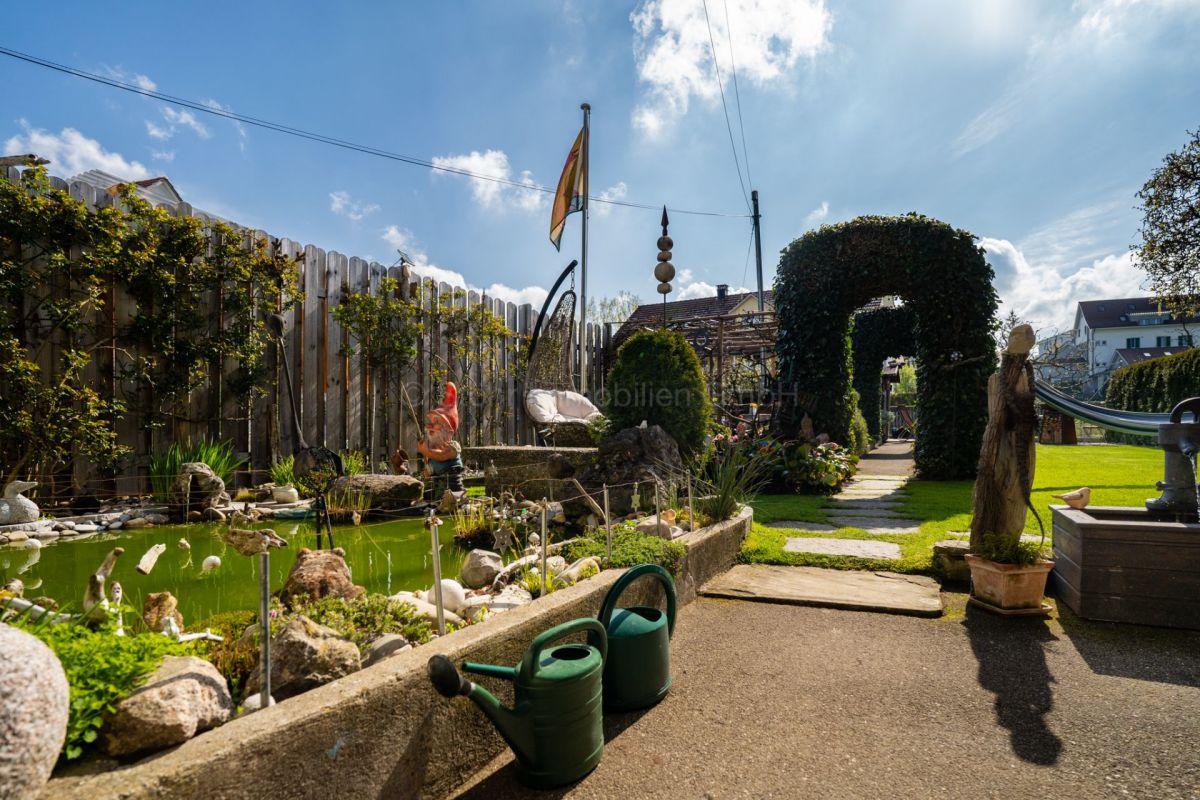 Garten mit Teich und Gartenweg