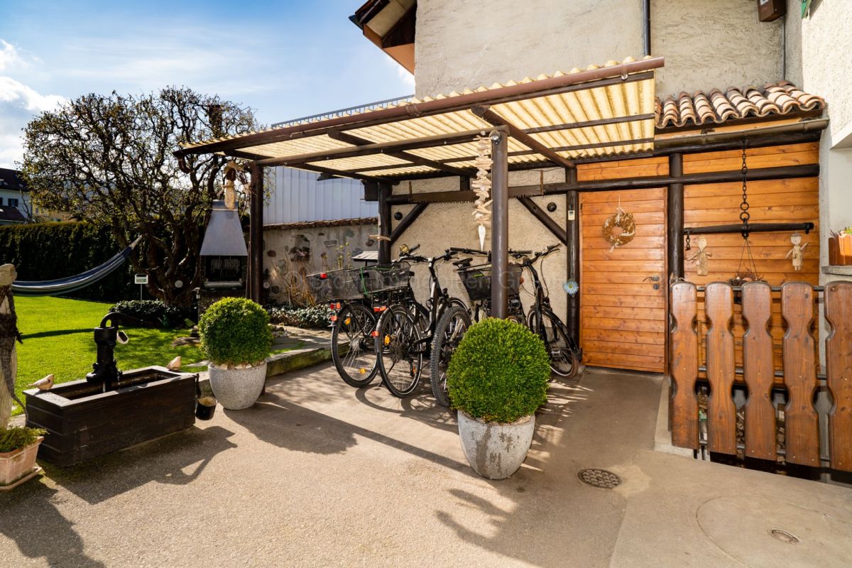 Außenbereich mit Fahrradabstellplatz und Gartenpatio