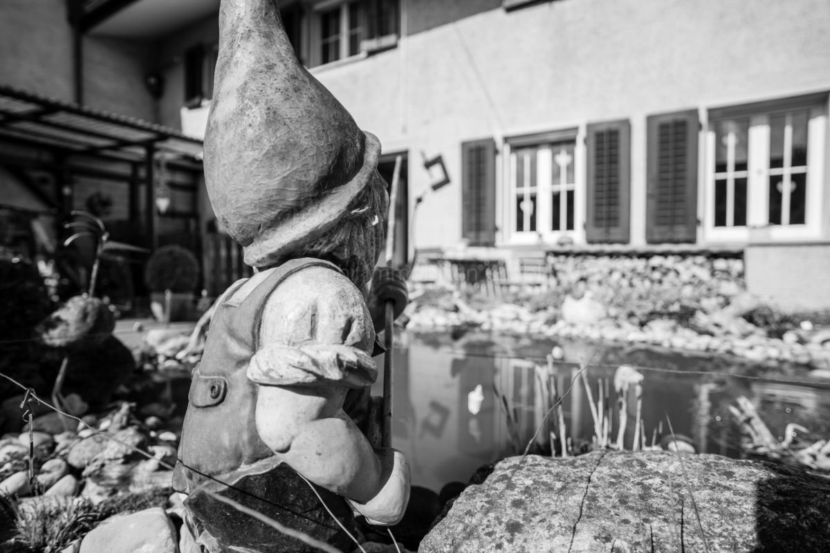 Garten mit Zwergenfigur vor einem Haus
