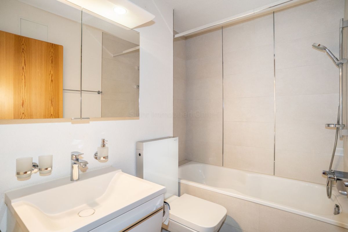 Modernes Badezimmer mit Badewanne und Waschtisch