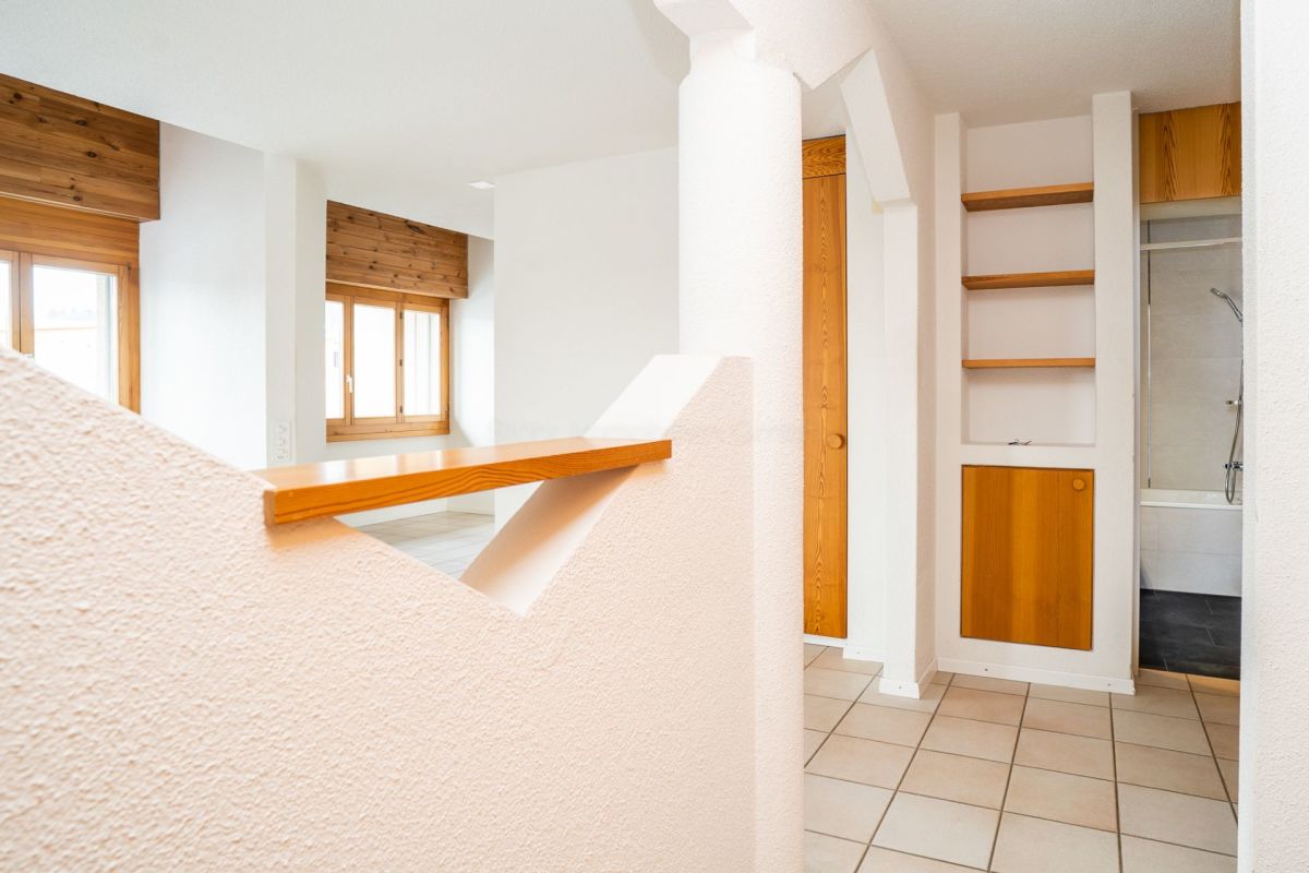 Heller Flur mit Treppe und Badbereich