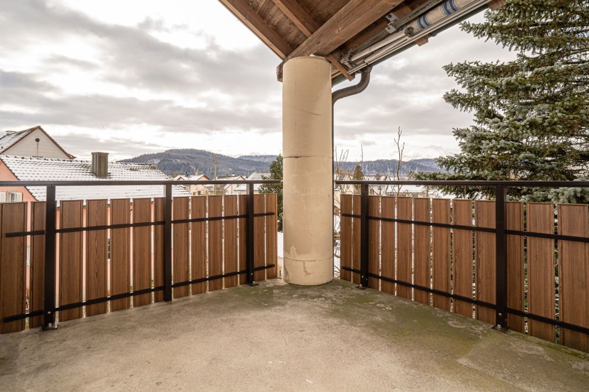 Überdachter Balkon mit Bergblick