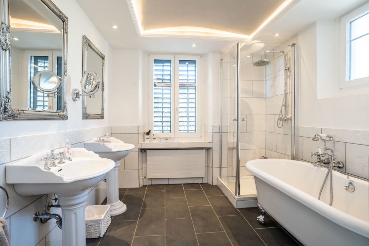 Helles Badezimmer mit freistehender Wanne und Dusche