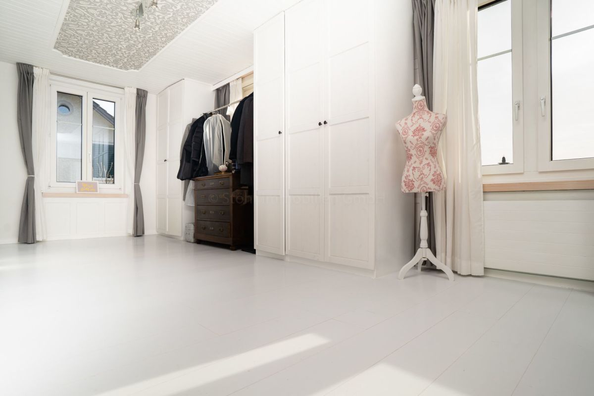 Helles Ankleidezimmer mit Einbauschränken