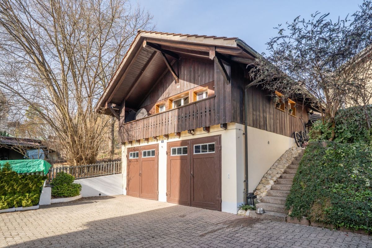 Rustikales Holzhaus mit Doppelgarage