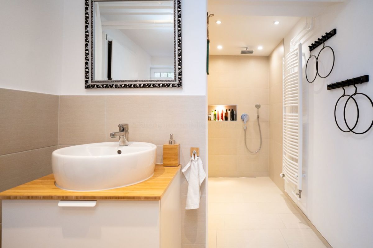 Modernes Badezimmer mit begehbarer Dusche